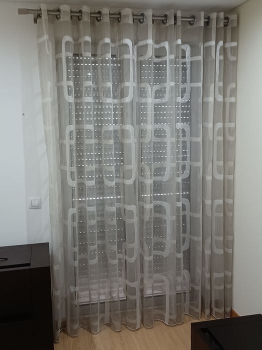 Mobilia de quarto cama espelho mesinhas cabeceira cómoda colchão