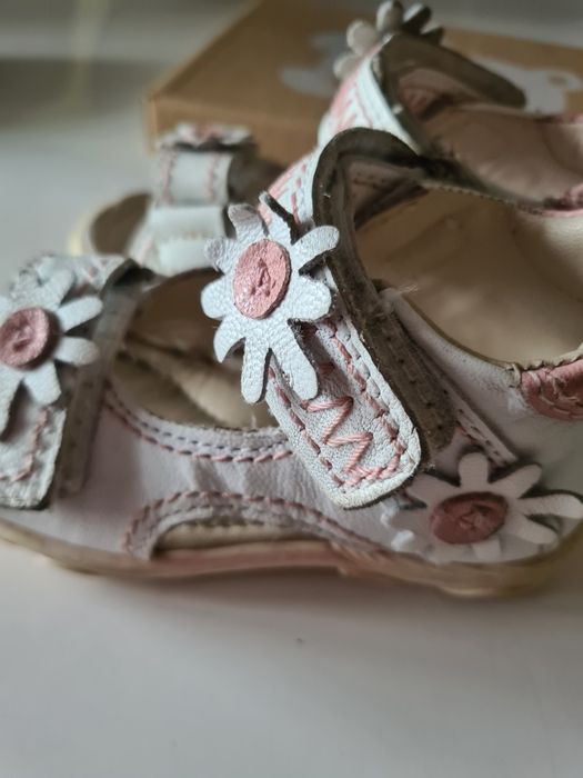 Eleganckie sandały rozm 21 Lasocki Kids, białe w kwiatki skóra