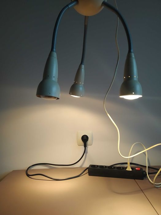Lampa sufitową lub ścienna z trzema żarówkami E14 40W.