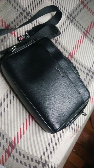 Bolsa Calvin Klein preta com alça de ombro