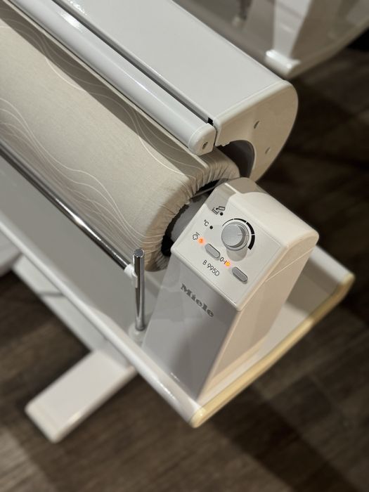 Прасувальний каток Miele B995D — у відмінному стані функція Пари
