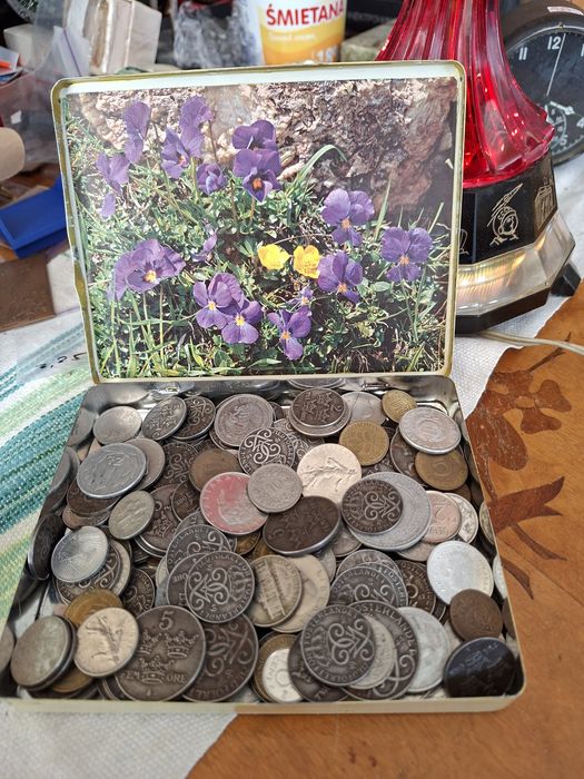 Mini kolekcja monet , 169szt. Metalowe pudelko