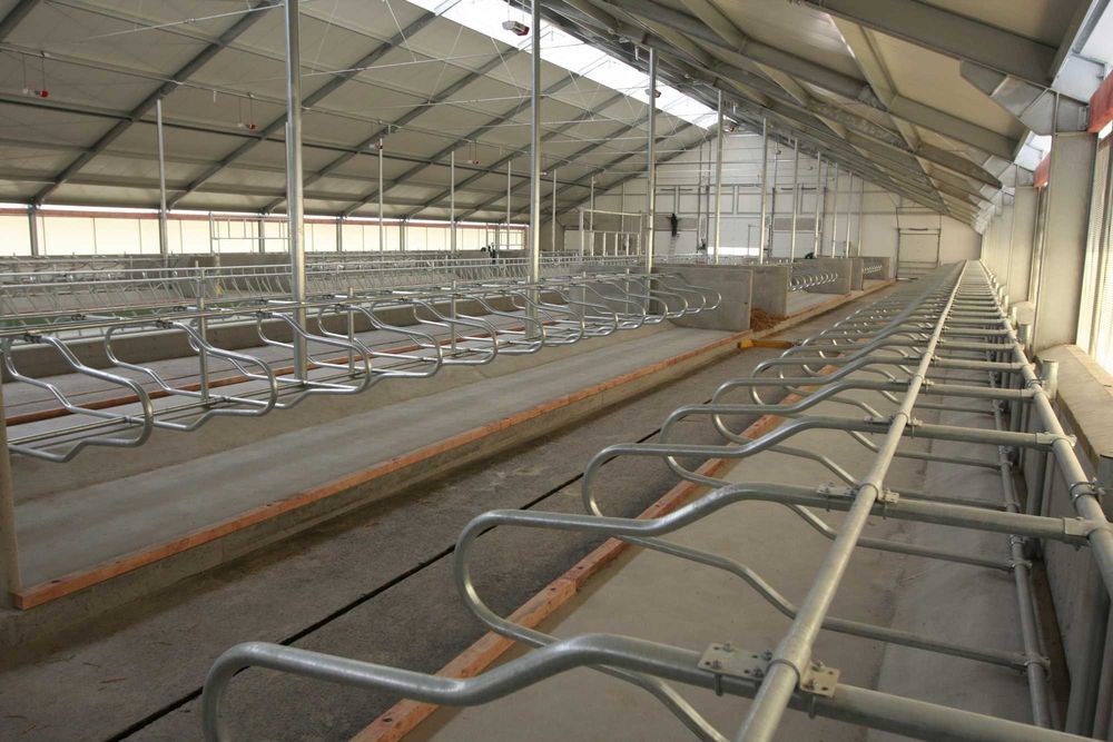 Bramy przepędowe, drabiny paszowe, agrafki, obejmy, wyposażenie obory