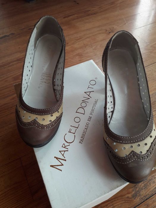 Sapatos em pele com muito pouco uso