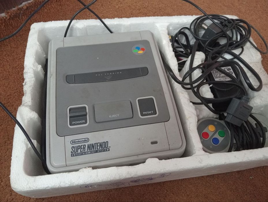 Продам две консоли SUPER NINTENDO одна и вторая хз название
