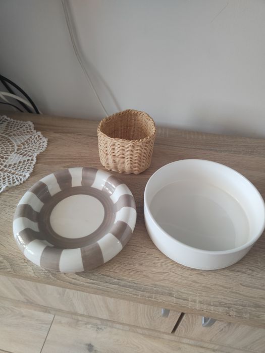 Dwie ceramiczne podstawki, koszyczek