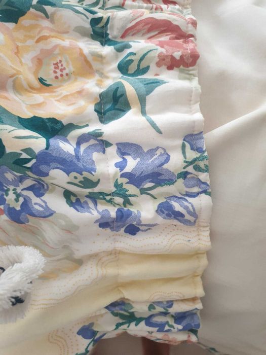 cortinados floridos e colcha