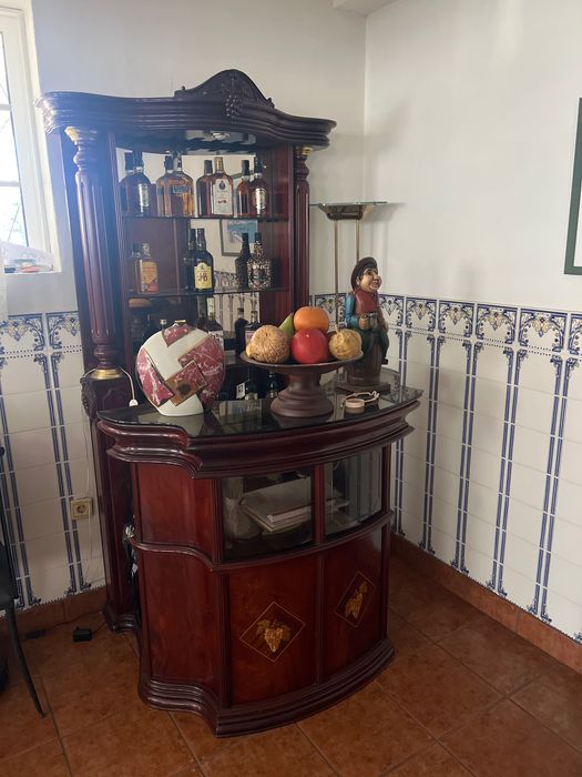 Bar de sala, como novo. Pode ir com ou sem as bebidas