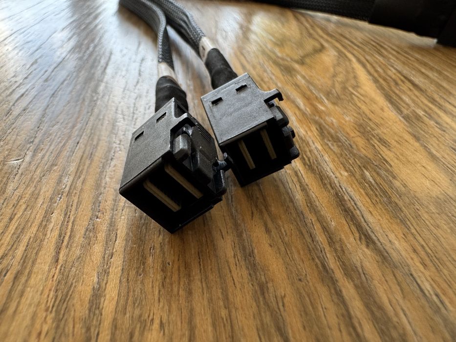 InLine Slim SAS cable, SFF-8654 8i to 2x SFF-8643, 0.5m, 27648A