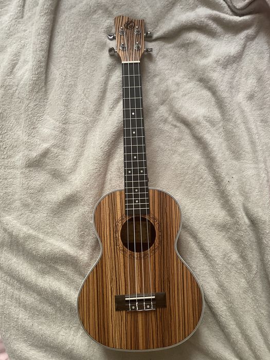 Ukulele koncertowe Grande Music + pokrowiec + capo + struny Aquila