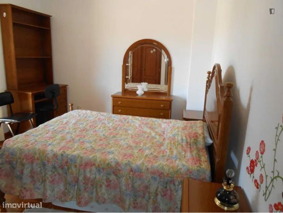 Quarto - localizado em Almada Lisbon