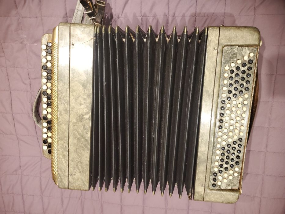 Продам баян Кременная