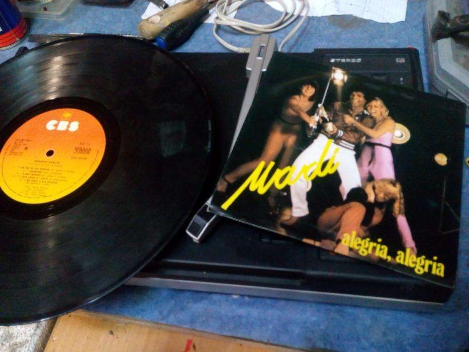 Selling an old record player with speakers and records...64283965026435123