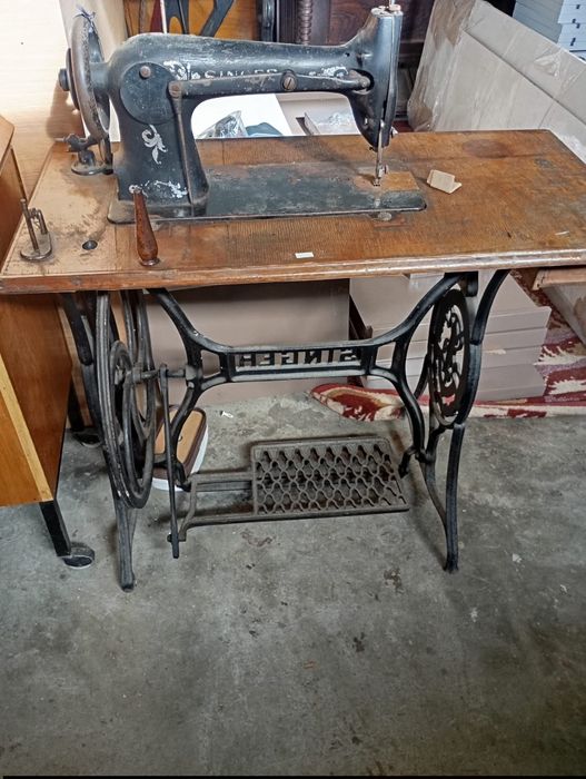Vendo esta máquina de costura a trabalhar muito bem