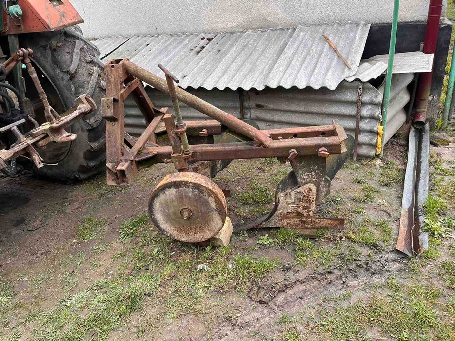 Плуг двохкорпусний