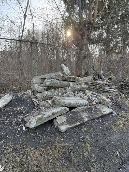 Шматки бетону і стовпи, район Роша