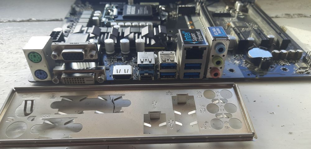 ASRock Z390M Pro4 (LGA 1151-v2) — Повний комплект, дефект сокета