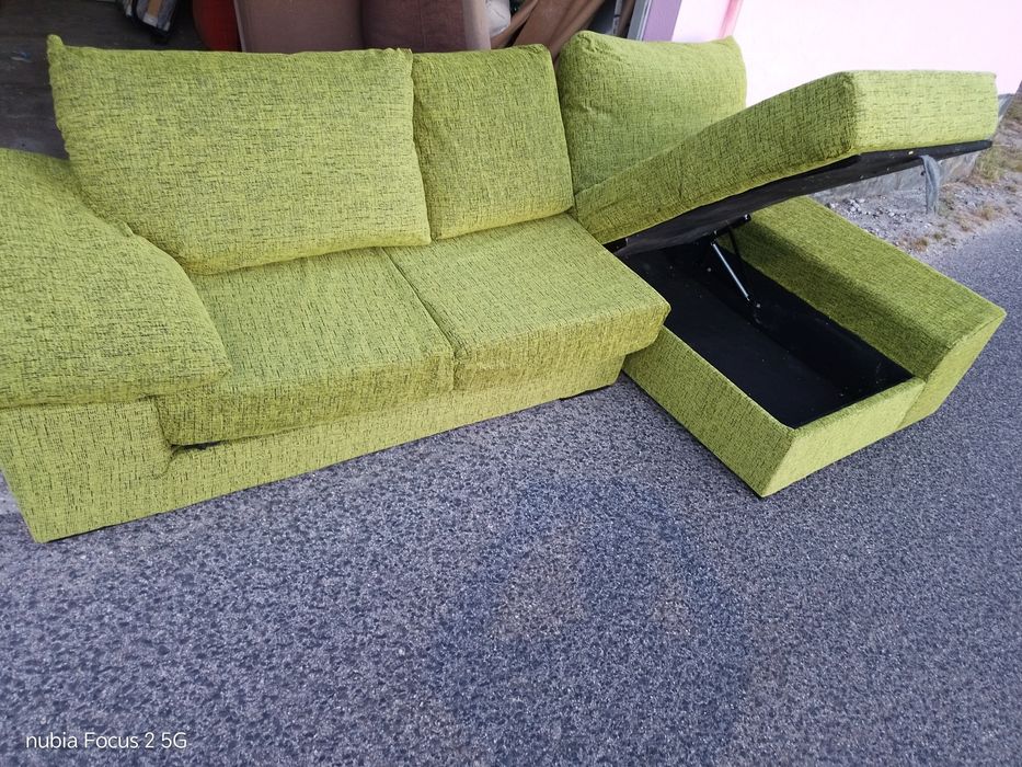 Sofa chaise longue com arrumacao e bancos deslizantes