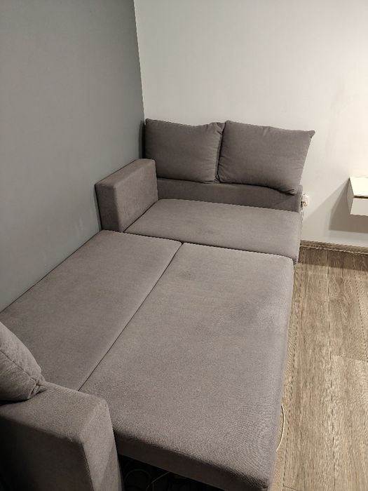 Rozkładana kanapa rogówka szara z poduszkami i schowkami