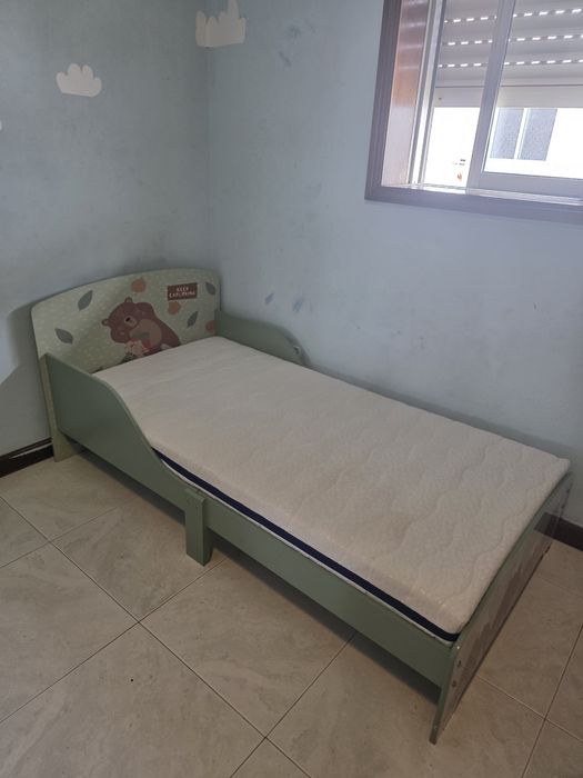 Cama e colchão infantil