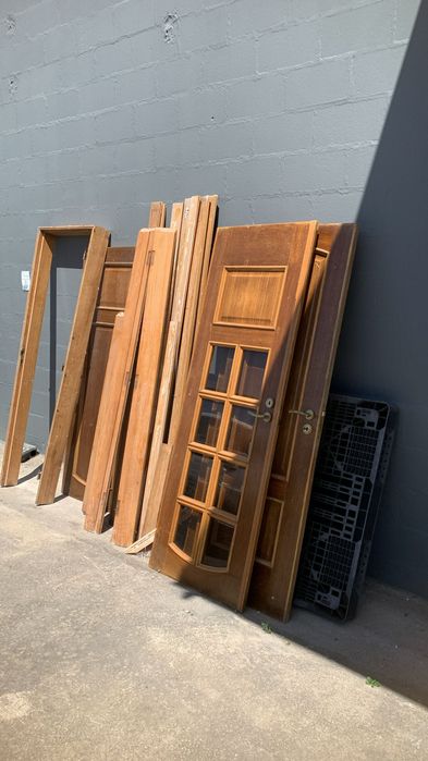 Vendo portas de madeira maciças