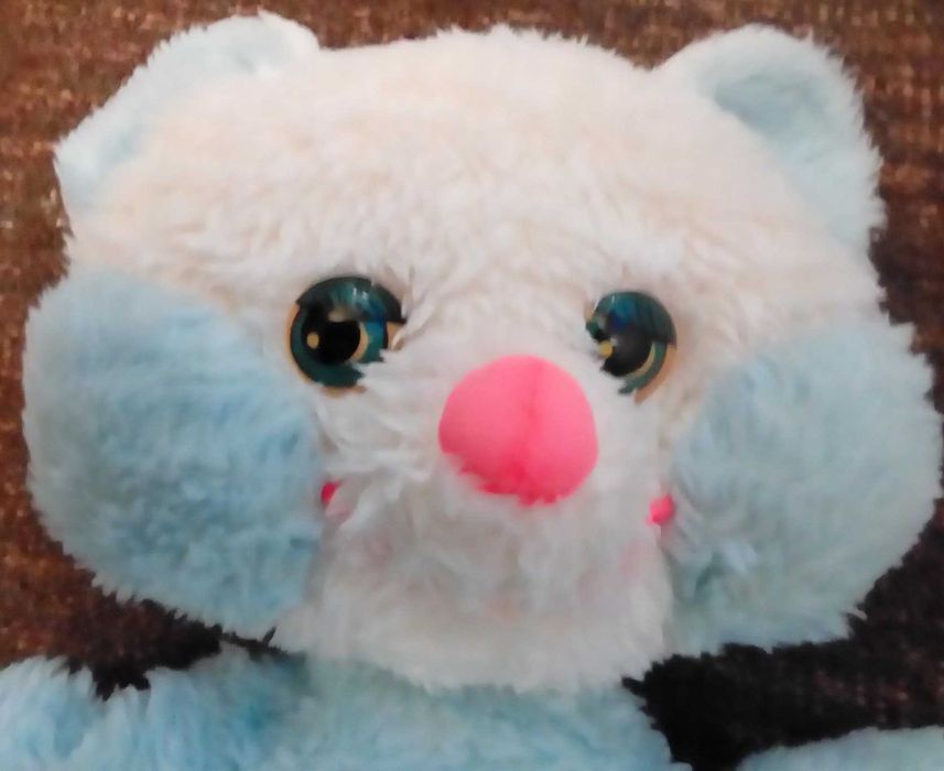 Peluche para brincar e guardar o pijama azul e branco.
