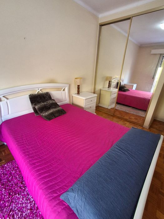 Tem sala de jantar, televisão, cozinha e casa de banho partilhada com água quente. Todas as despesas estão incluídas na renda.