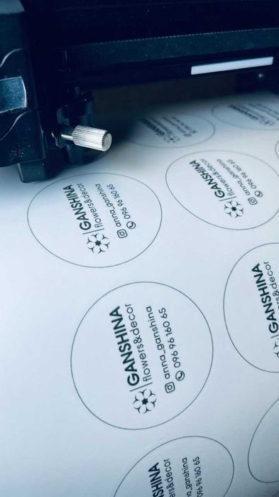 Створення та Друк Наклейок: Індивідуальний Дизайн та Порізка Наліпок