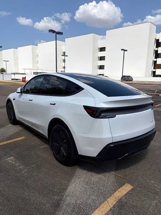 Tesla Model Y      2026