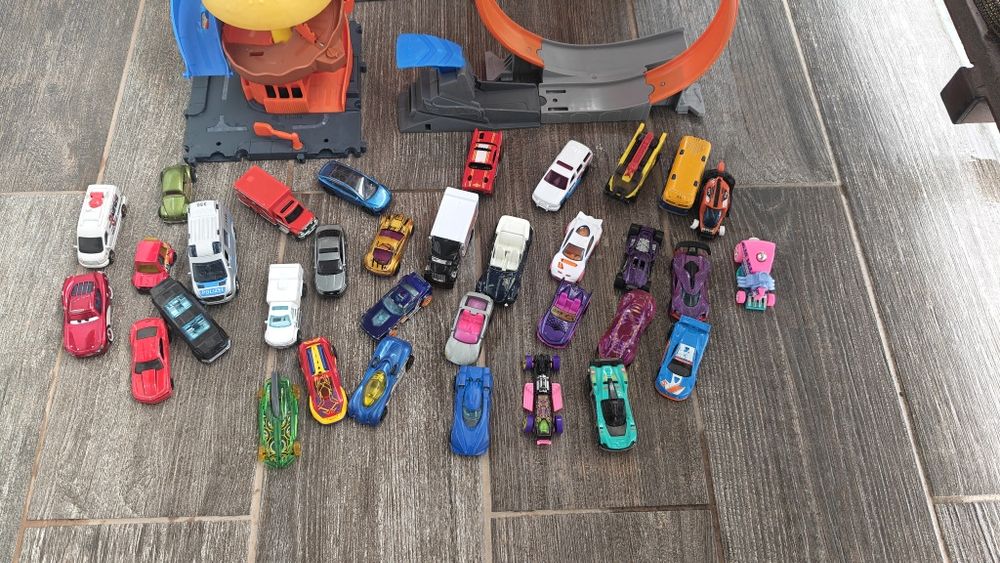 Garaż zabawkowy Hot Wheels  z autkami