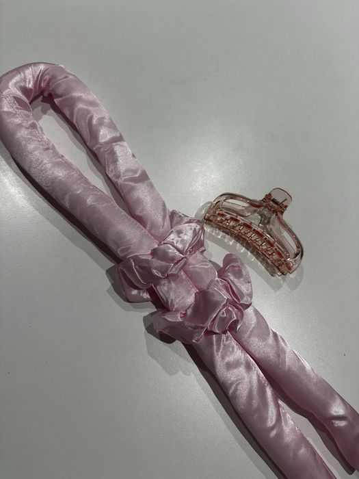 Różowy wałek do kręcenia włosów – nowy, zestaw z gumkami i klamrą