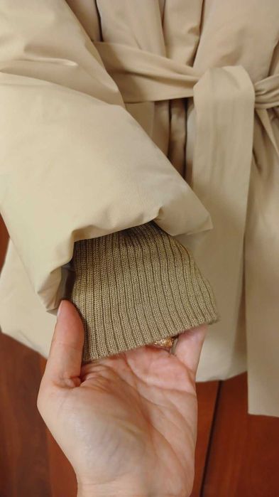 Женская зимняя куртка-пуховик с поясом бежевого цвета