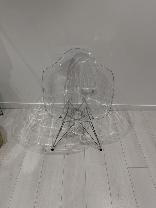 Cadeira em acrelico com pés inox