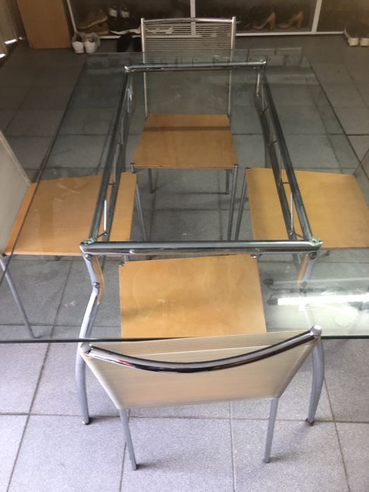 Mesa e quatro cadeiras