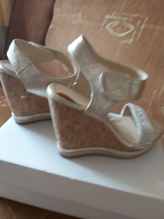 Sandałki na koturnie