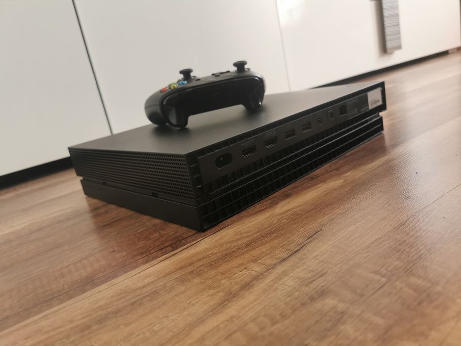 Xbox one x 1 TB +pad