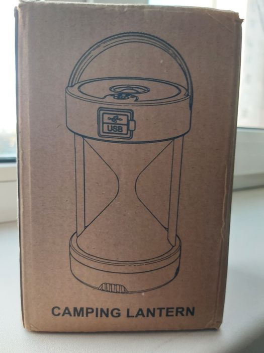 Світлодіодний ліхтар для кемпінгу з сонячною батареєю.