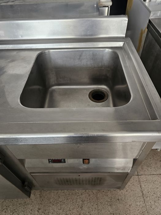 Bancada refrigerada com cuba