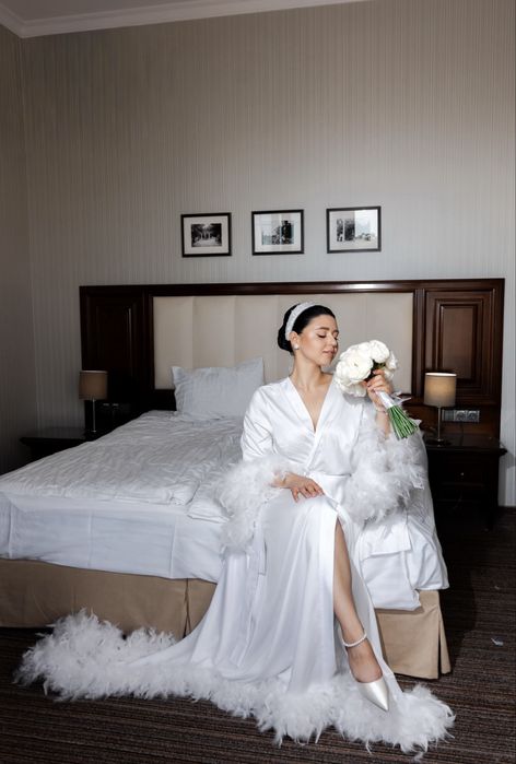 Оренда халата з пірями на ранок наречених