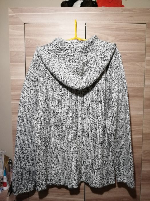 Sweter z kapturem szaro-biały