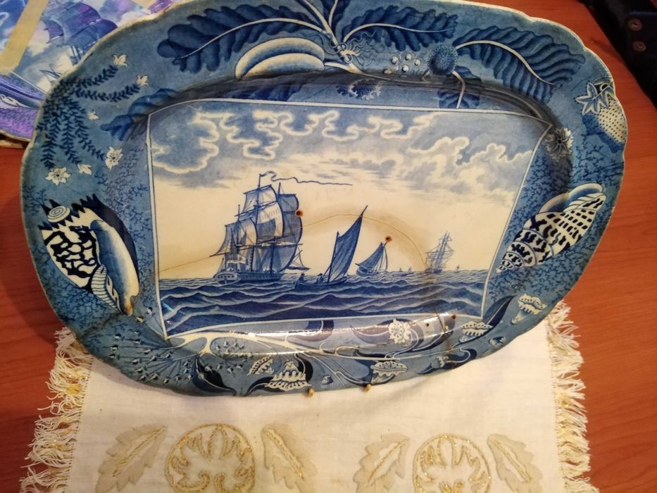 prato de porcelana com reparação feita na época