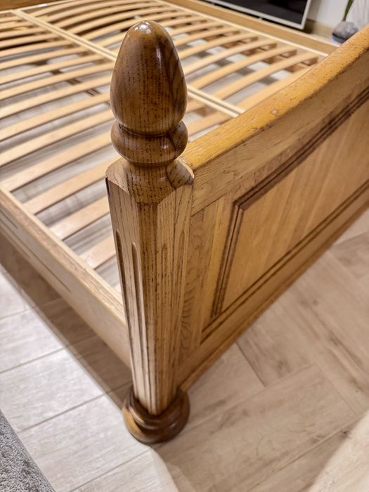 Дубове ліжко, двоспальне і дві приліжкові дубові тумби