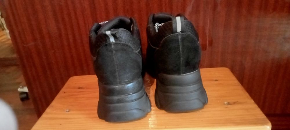 Продам кросівки в гарному стані