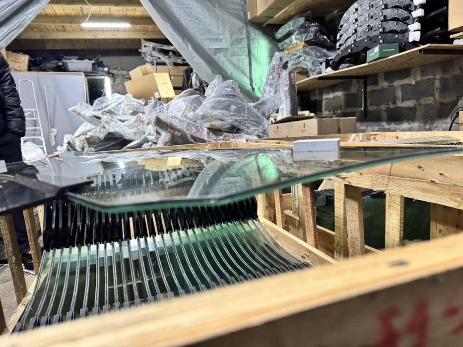 tesla model s plaid - Купить автостекла - Цена на OLX.ua