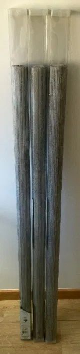 Estore de rolo em tons de cinza