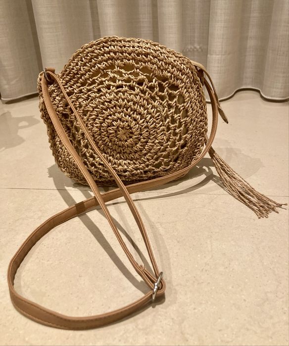 Bolsa redonda de ráfia bege