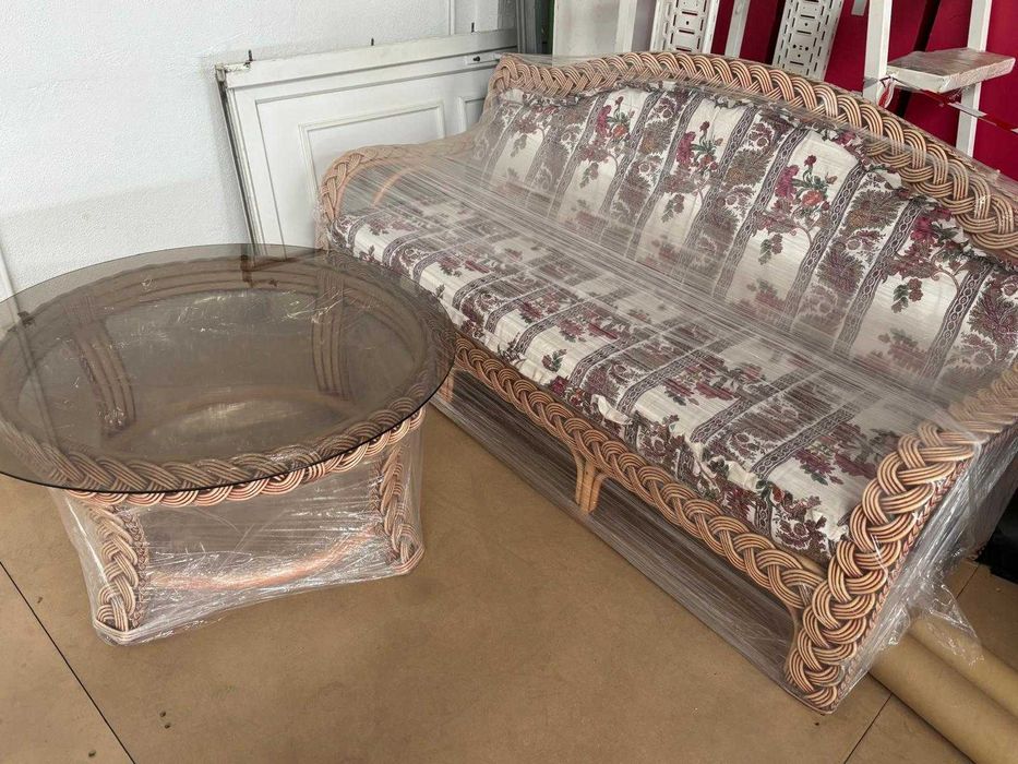 Conjunto de sofá e mesa trabalhados