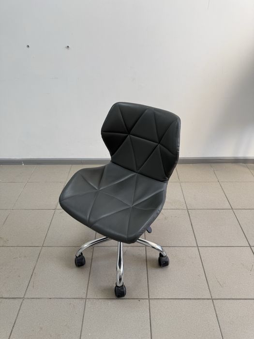 Стул для манікюру