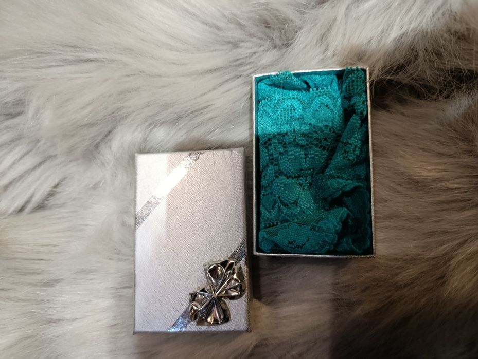 Stringi majteczki figi zapakowane na prezent.