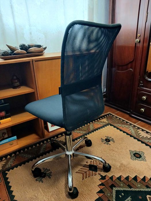 Cadeira de escritório da Staples cinza conforto